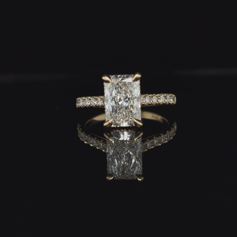 360° view of Radiant Lab Diamond Engagement Ring. 