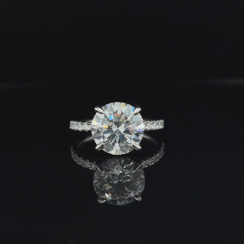 360° view of Round Lab Diamond Engagement Ring. 