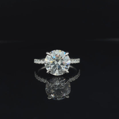 360° view of Round Lab Diamond Engagement Ring. 
