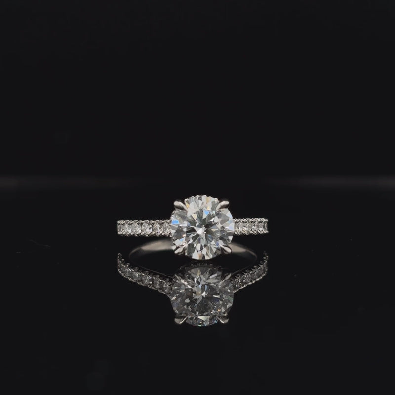 360° view of Round Lab Diamond Engagement Ring. 